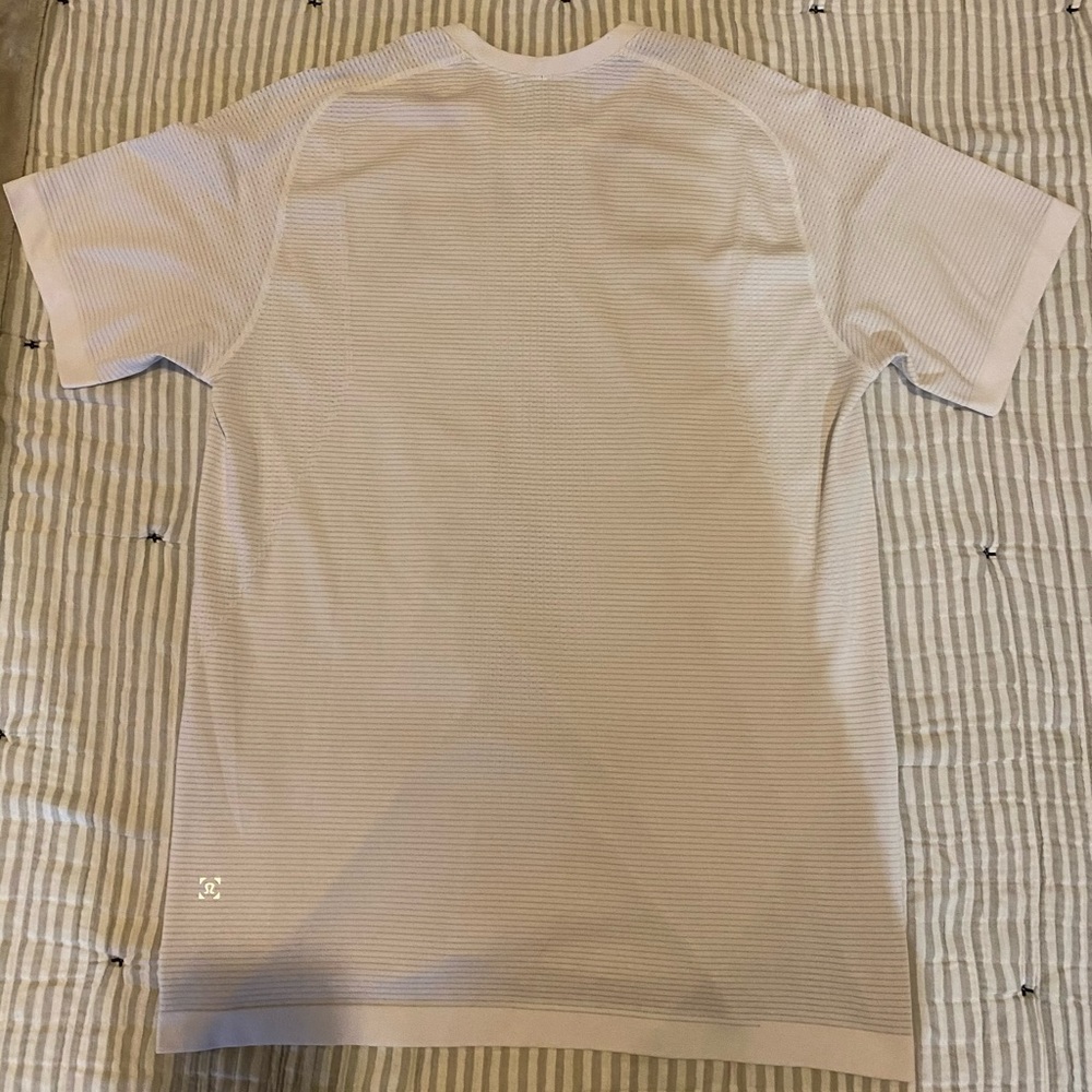 Men’s Lululemon short sleeve shirt size M
